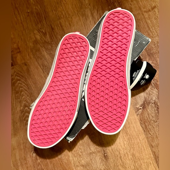 RARE HelloKITTY Vans X/SanrioCollab M/6 W/7.5 EU 38 - Picture 12 of 13